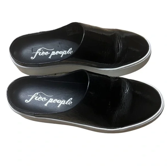 FREE PEOPLE Wynwood Slide Mule Sneaker in Patent Black Size 38 (7.5) - Picture 2 of 7